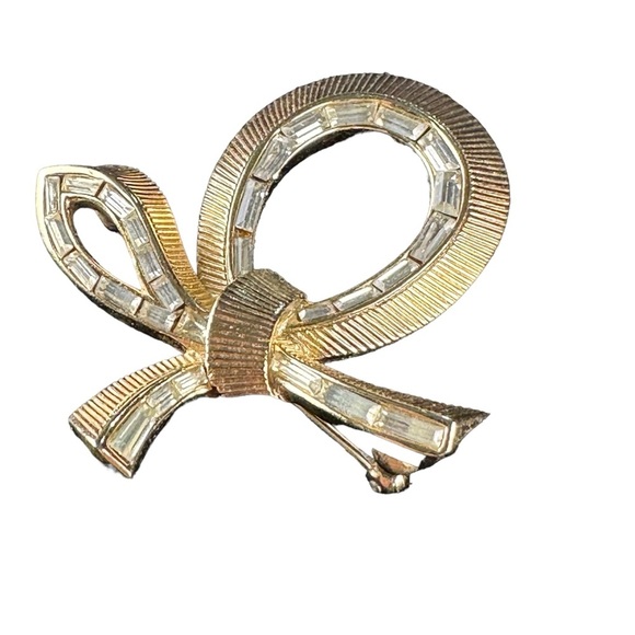 Vtg Signed Crown Trifari Gold Tone Bow Ribbon Clear Rhinestones Brooch Pin 2” - Picture 5 of 14